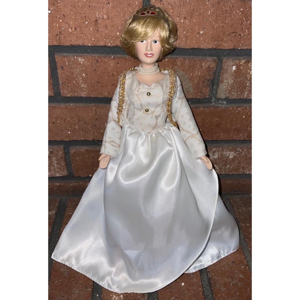 Manorville Princess Diana Porcelain Portrait Doll White‎ Gold Gown Tiara 12in